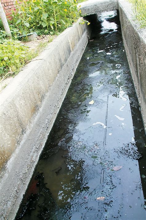 門前有水溝